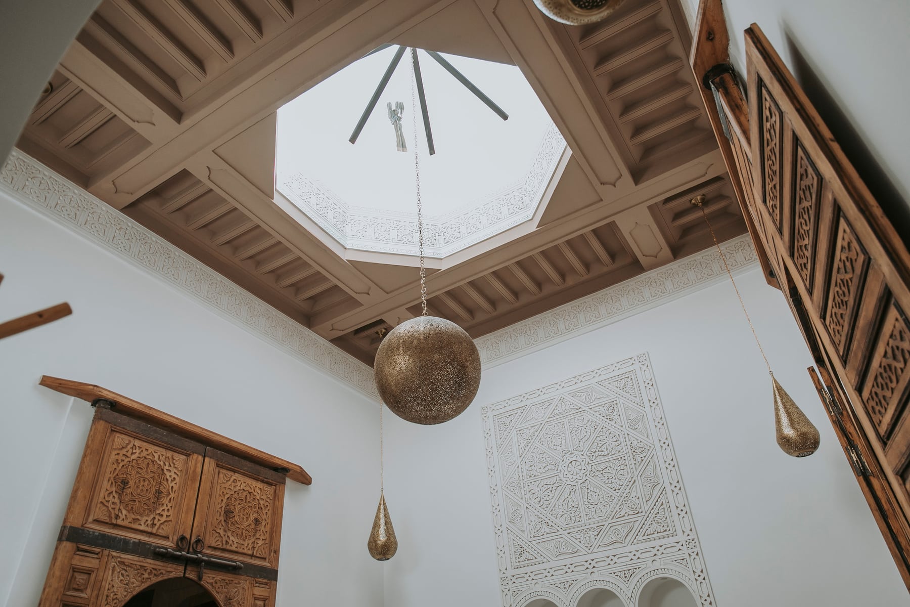 The carved douaya and suspended lantern above the Bahia Suite